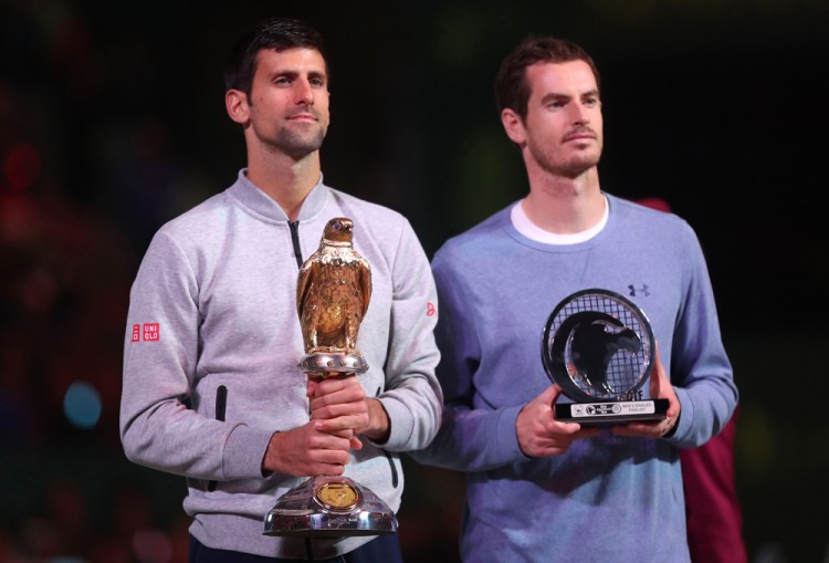 Novak Djokovic e Andy Murray posam com os troféus em Doha (Karim Jaafar/AFP)