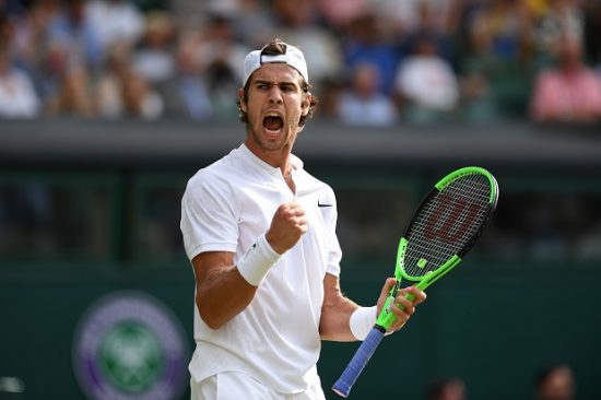 Karen Khachanov comemora ponto na partida contra Rafael Nadal em Wimbledon