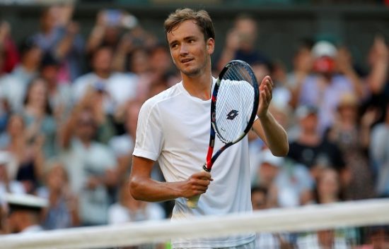 Daniil Medvedev comemora vitória contra Stan Wawrinka em Wimbledon 