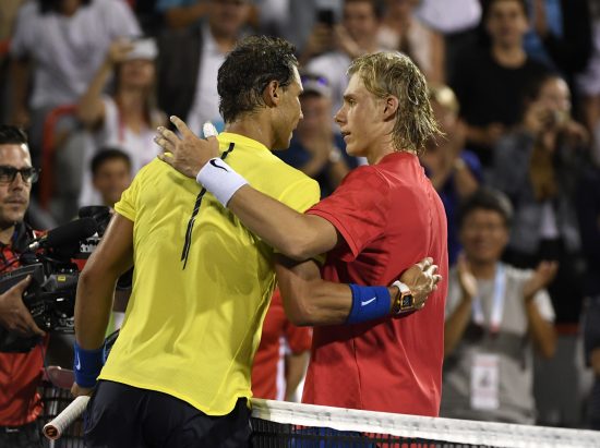 Nadal e Shapovalov se cumprimentam após a partida