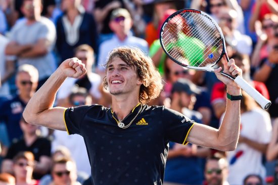 Alexander Zverev comemora título em Cincinnati (Minas Panagiotakis - 13.ago.2017/AFP)