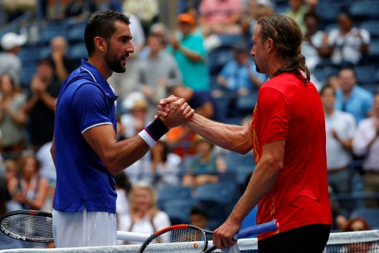 Marin Cilic e Tennys Sandgren se cumprimentam após a partida (Mike Segar/Reuters)