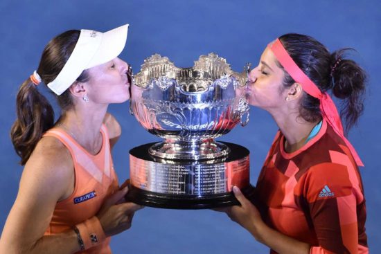 Martina Hingis e Sania Mirza com o troféu do Aberto da Austrália em 2016 (Peter Parks/AFP)