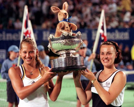 Anna Kournikova e Martina Hingis com o troféu do Aberto da Austrália em 1999 (Sean Garnsworthy/Associated Press )