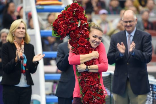 Na China, Simona Halep recebe um número um feito de flores ao alcançar o posto (Ju Huanzong/Xinhua)