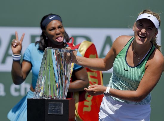 Serena Williams e Victoria Azarenka brincam após título da bielorrussa em Indian Wells (Mark J. Terrill - 20.mar.2016/Associated Press)