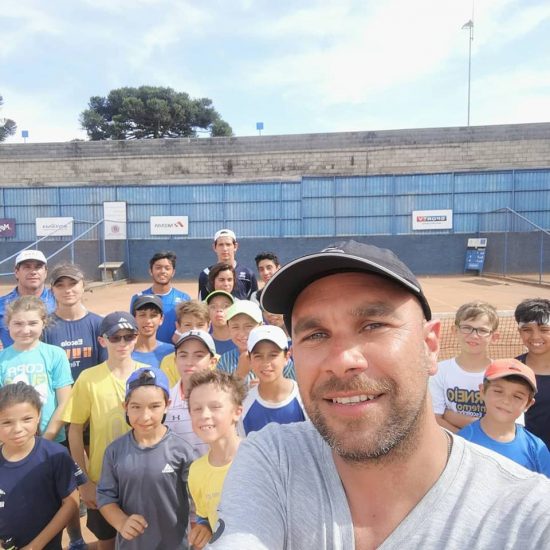 Leo Azevedo com alunos do projeto Ícaro