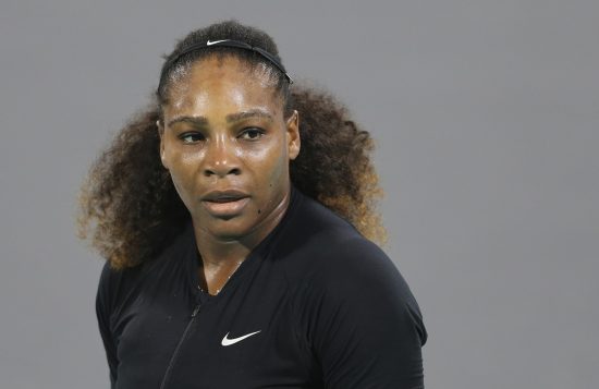 Serena Williams durante jogo exibição (Kamran Jebreili - 30.dez.2017/Associated Press)