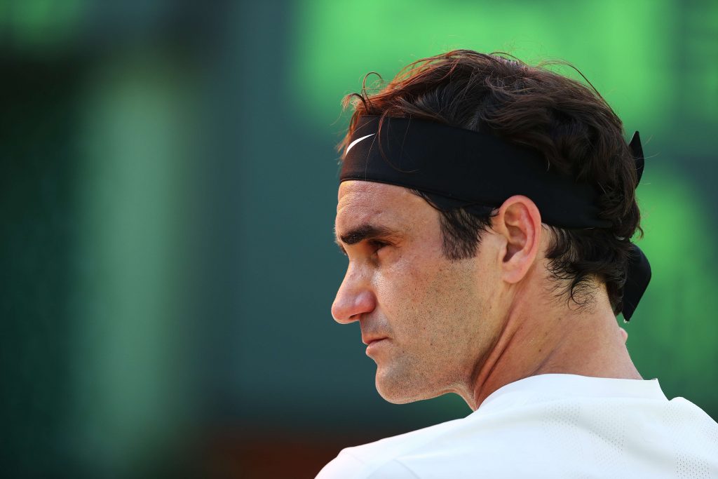 Federer na derrota para o australiano Thanasi Kokkinakis em Miami (Al Bello 24.mar.2018/AFP)