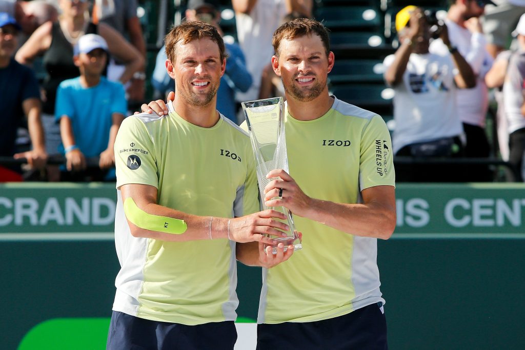 Bob Bryan e Mike Bryan com o troféu do Masters de Miami (Michael Reaves 31.mar.18/AFP)