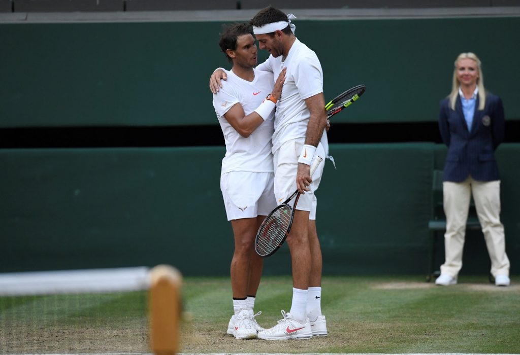 Nadal e Del Potro se abraçam após a partida (Tony O'Brien/Reuters)