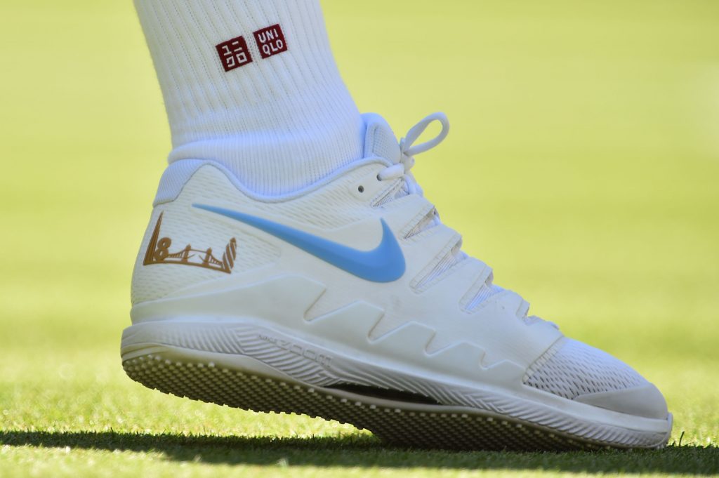 Federer em Wimbledon: tênis da Nike e meia da Uniqlo (Glyn Kirk/AFP)