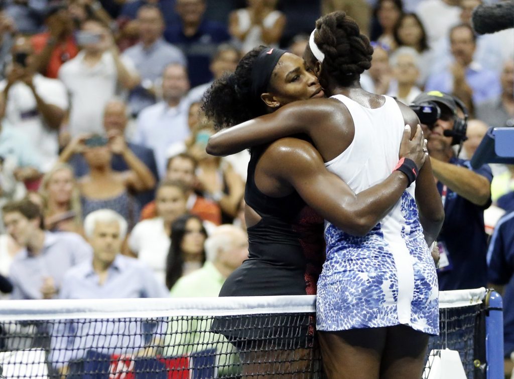 Serena (à esq.) e Venus se abraçam após jogo no Aberto dos EUA de 2015 (Julio Cortez - 8.set.15/Associated Press)