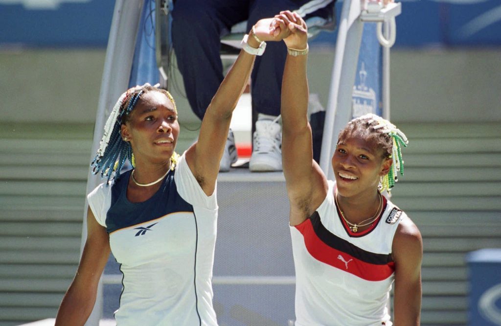 Venus (à esq.) e Serena no primeiro duelo, em 1998 (Rick Stevens - 21.jan.98/Associated Press)