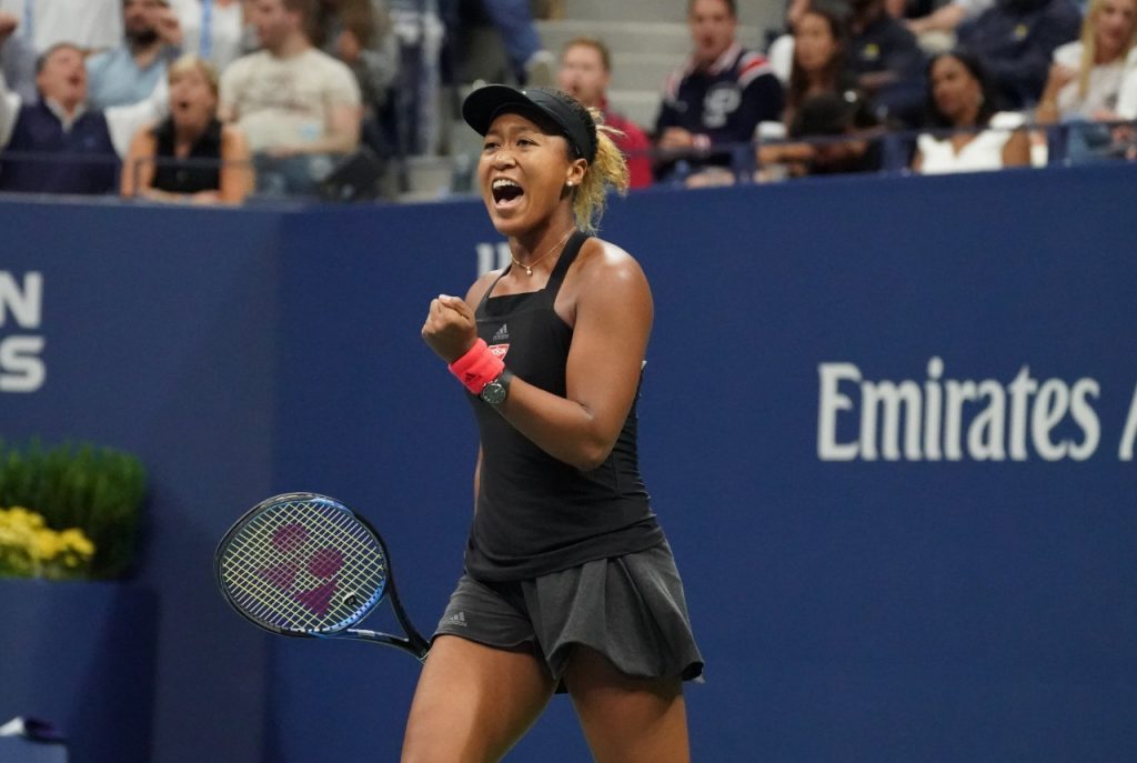 Osaka comemora na vitória sobre Serena Williams (Timothy A. Clary - 8.set.18/AFP)