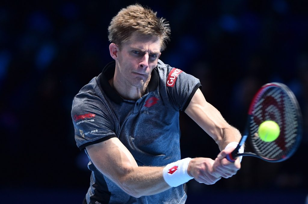 O sul-africano Kevin Anderson devolve uma bola no ATP Finals (Glyn Kirk/AFP)